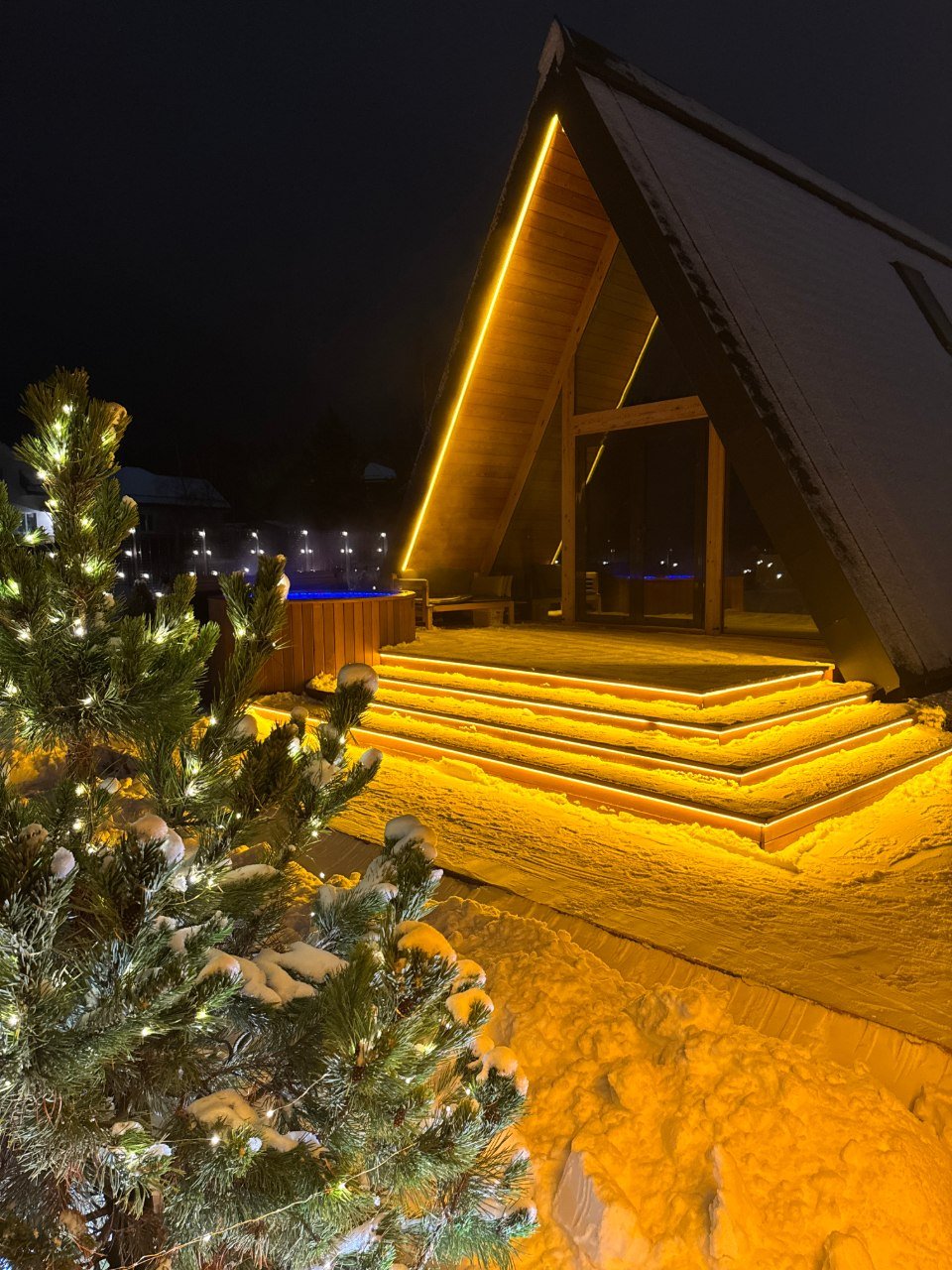 A-frame с LED-контуром крыши