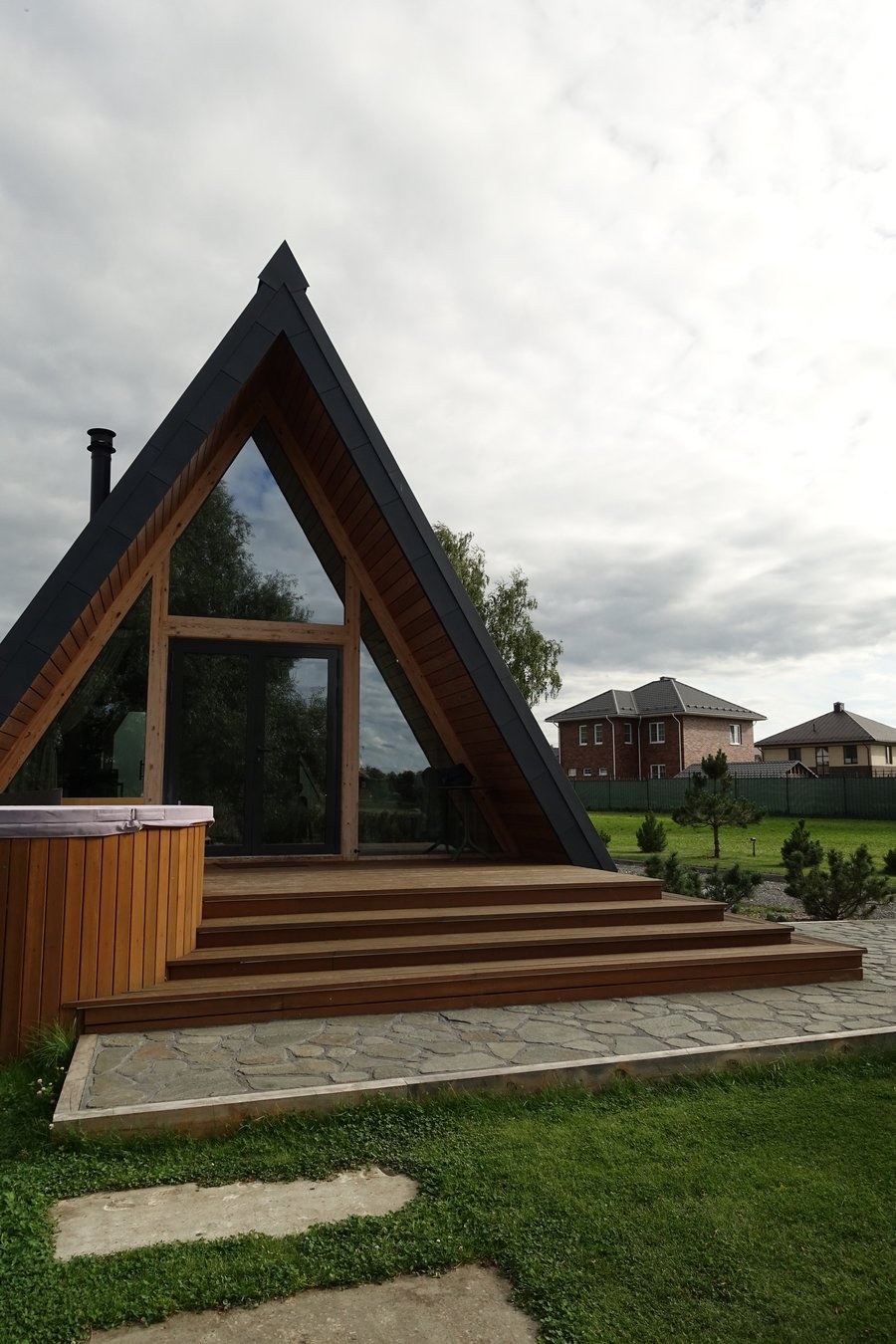Фото из отзыва Дарьи на Яндекс Картах — A-frame дом снаружи с лестницей и купелью